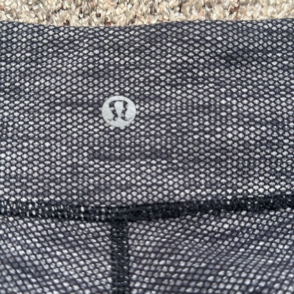 Lululemon crop leggings size 2 gym workout active wear gray white - Picture 6 of 8